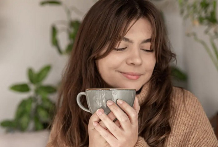 Названы горячие напитки, которые снизят уровень тревожности. Пейте их каждый вечер