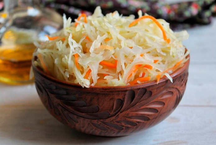 Гастроэнтеролог рассказала о пользе и вреде квашеной капусты