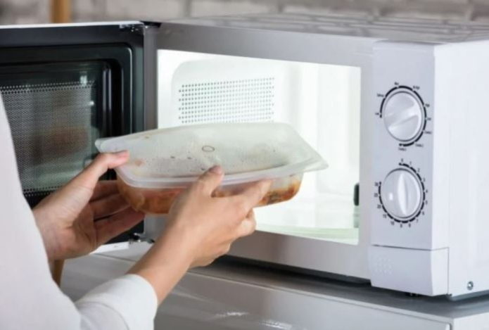 «Приводит к разрушению оболочки и взрыву». Эти продукты разогревать в микроволновке нельзя 