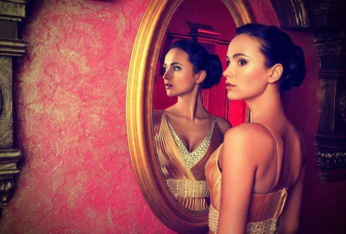 Что категорически нельзя делать перед зеркалом