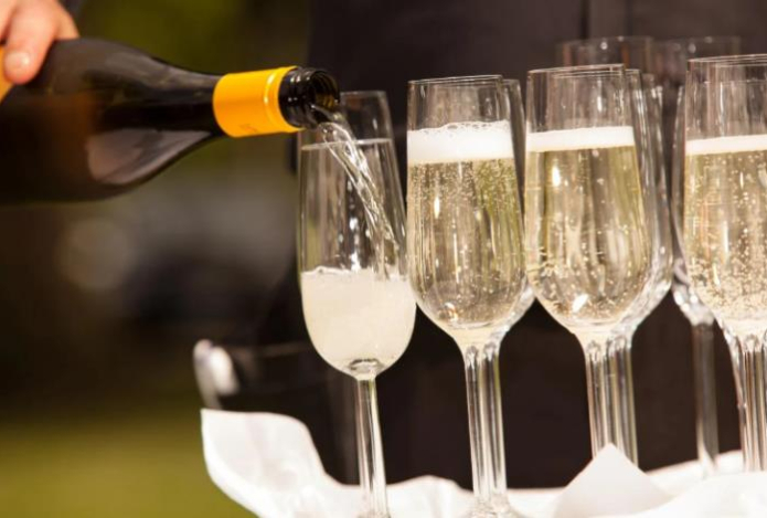 Вы всю жизнь пили шампанское неправильно. Вот как это делать 