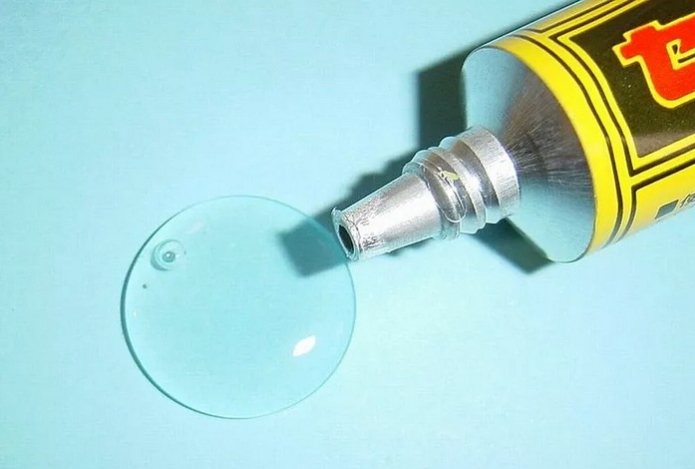 Этот клей даст фору любым «моментам». Клеит стекло, металл, пластик и камень — по прочности нет аналогов