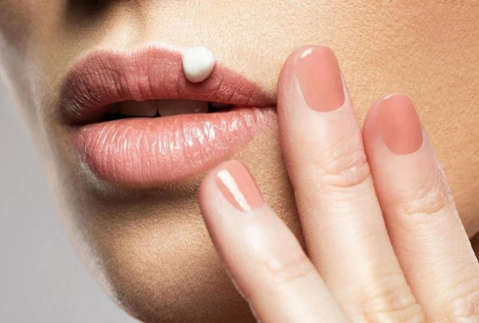 На какие проблемы в организме указывает «простуда» на губах — ответ врача