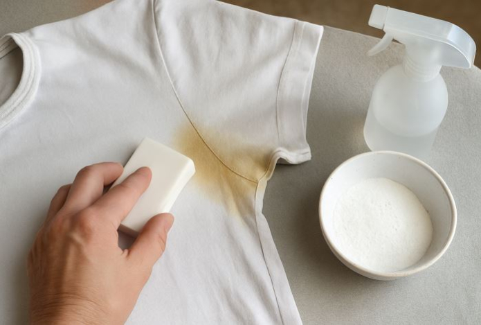 Как избавиться от пятен пота под мышками на одежде — раскрыты «волшебные» способы