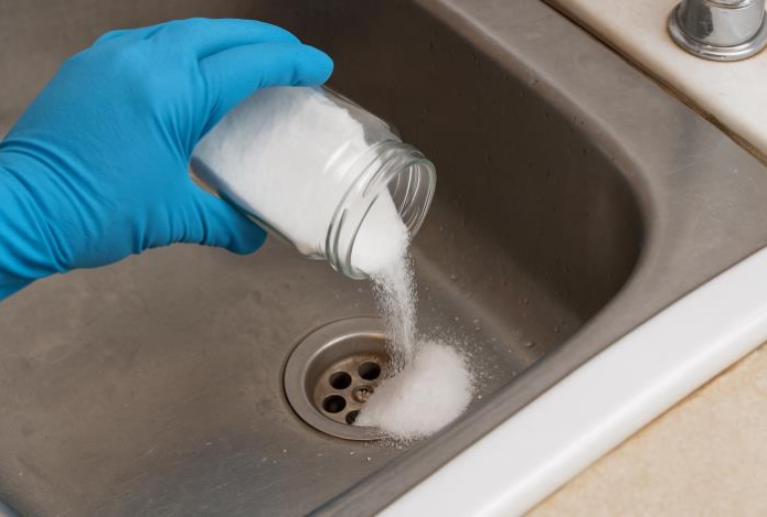 Как победить засор в ванной комнате и на кухне — назван невероятно простой способ