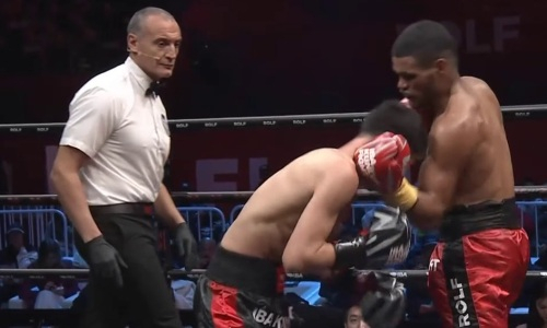 Видео боя боксера из Казахстана против Альвареса с нокдауном