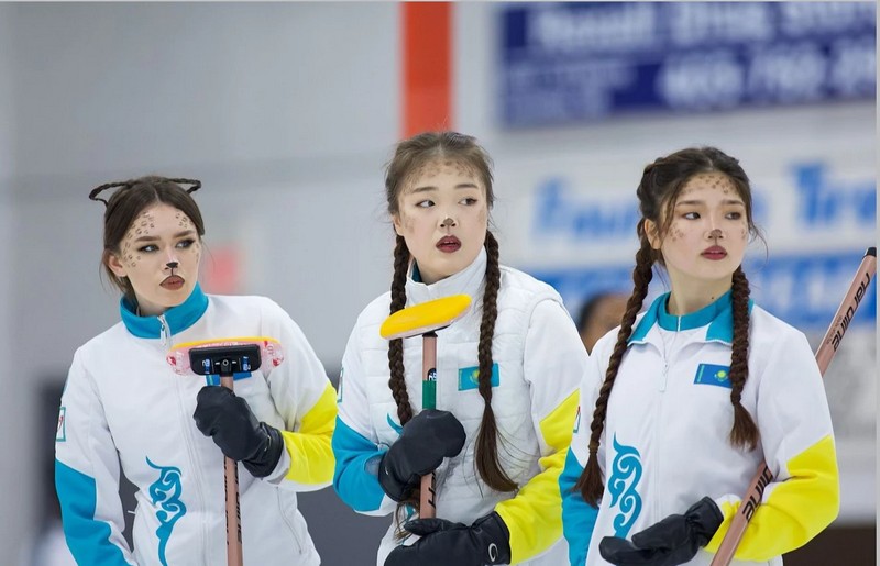 Казахстанские кёрлингистки выступили в образе диких кошек в честь Хеллоуина. Фото