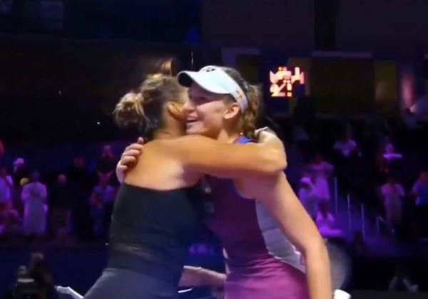 Появилось фото объятий Рыбакиной и Соболенко после матча Итогового турнира-2024