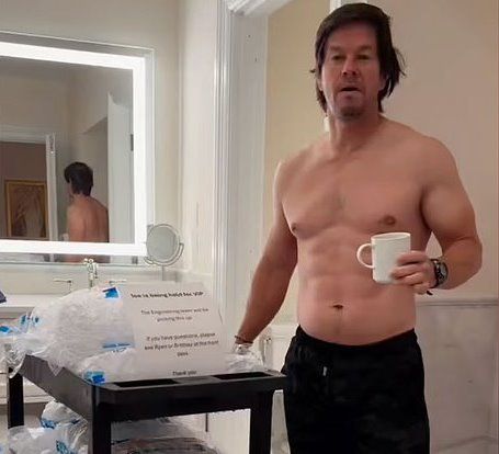 Марк Уолберг показал, как закаляется. Фото