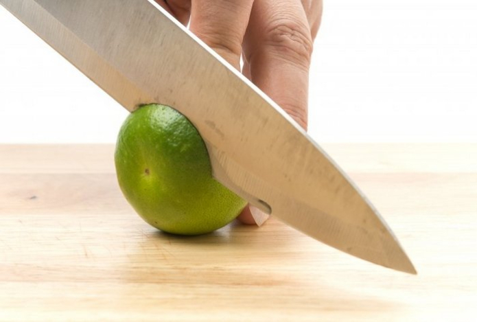 Раскрыт быстрый способ заточки ножа без бруска — будет острее, чем у шеф-поваров