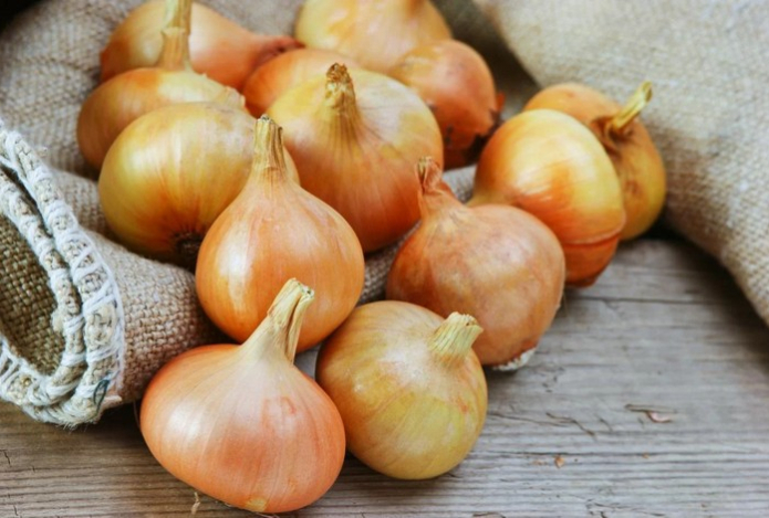 Не в холодильнике. Как правильно хранить лук, чтобы он не портился до трех месяцев