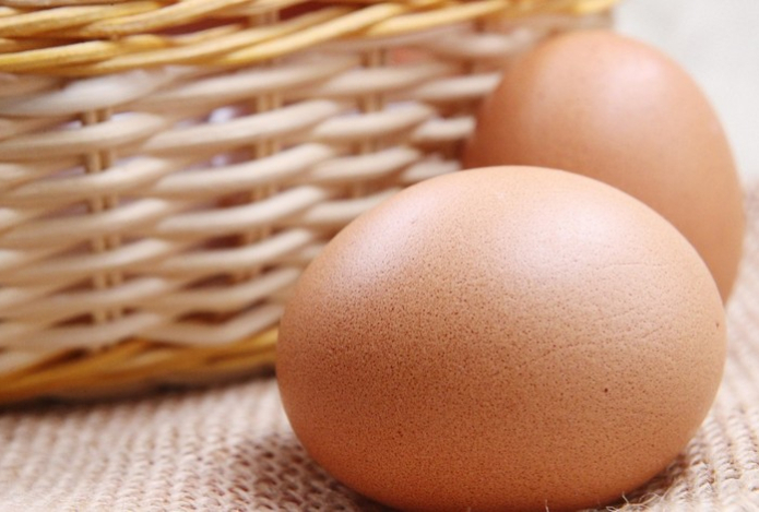 Врач предупредил о неочевидных рисках употребления сырых яиц