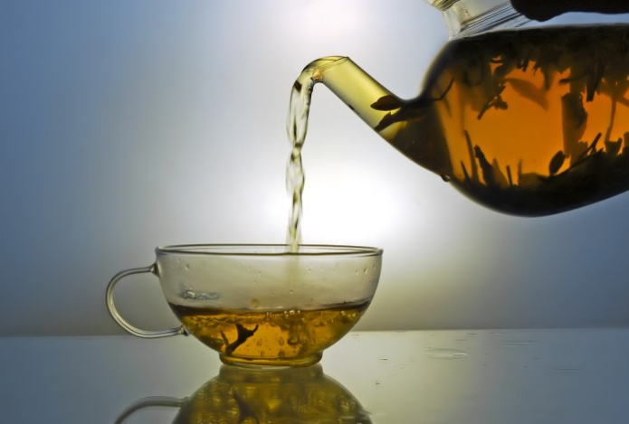 Помогает при гастрите, воспалении кишечника и язве желудка. Замените этим напитком чай, и лекарства могут не понадобиться — совет врача