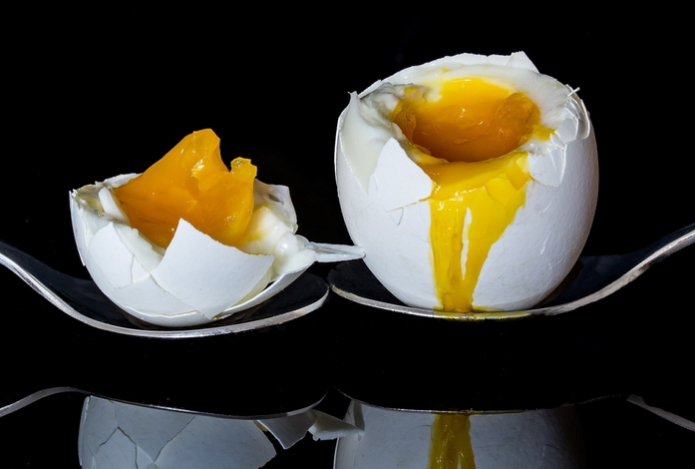 Раскрыт хитрый трюк для варки яиц — скорлупа слезет за секунды, а белок останется идеальным