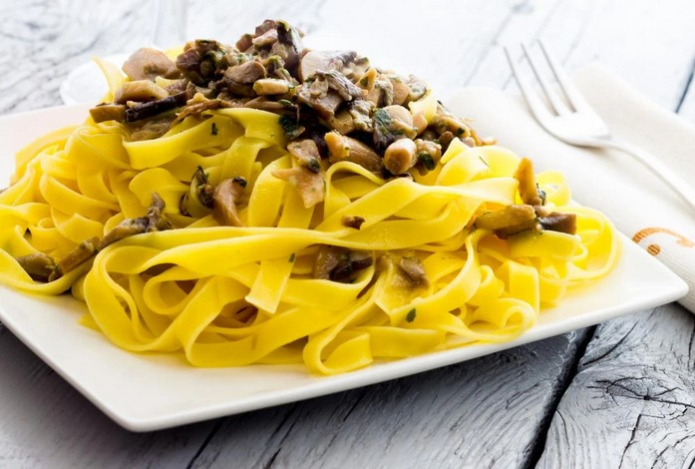 Названа лапша с «секретными» преимуществами для здоровья — её зря недооценивают. Богата витаминами, селеном и марганцем