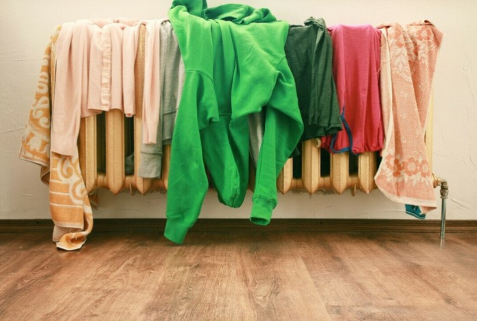 Можно ли сушить одежду на батарее? Правильный ответ удивит вас