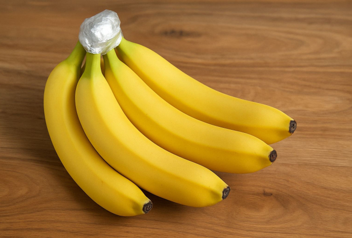 Как заставить бананы храниться долго и не чернеть — поможет одна маленькая хитрость