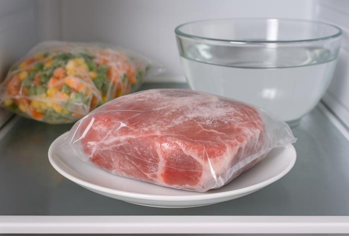 Как правильно разморозить продукты, чтобы не потерять их свойства — это нужно запомнить каждому