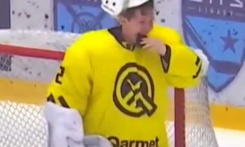 18-летний казахстанский хоккеист поймал шайбу зубами и взорвал интернет. Видео