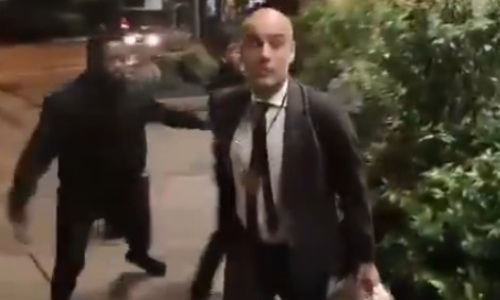 Гвардиола набросился на фаната на улице. Видео