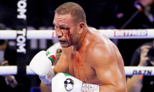 Чемпион мира WBA лишился титула в поединке с 43-летним соперником