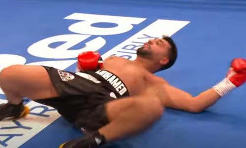 Тяжелым нокаутом в первом раунде закончился бой экс-чемпиона мира за титул WBC. Видео