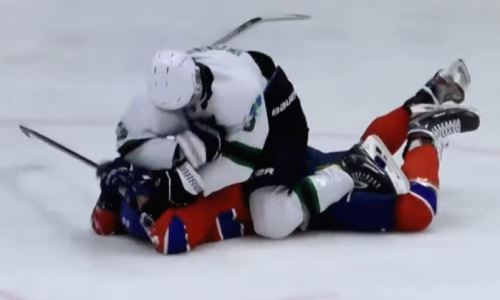 «Беспредельно по голове». Хоккеист устроил избиение в стиле ММА во время матча казахстанской лиги. Видео