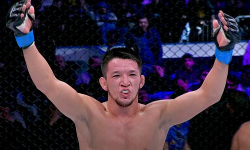 Боец из Казахстана победил непобежденного узбекистанского файтера в Ташкенте