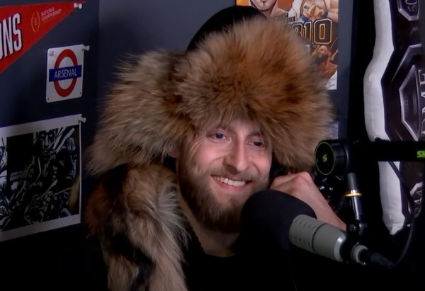 Американский ведущий надел тымак и съел бешбармак. Шавкат Рахмонов оценил