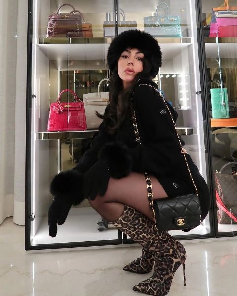 Девушка Роналду предстала в шикарном образе в стиле 90-х. Фото