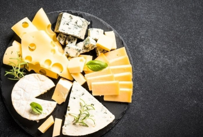 Доктор Мясников назвал лучший сыр для суточной нормы кальция. Нужно всего 100 граммов