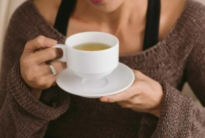 «Боль снимет как рукой». Этот сорняк способен спасти ваши колени и спину — травматолог рассказал о траве, которая заменит 100 лекарств