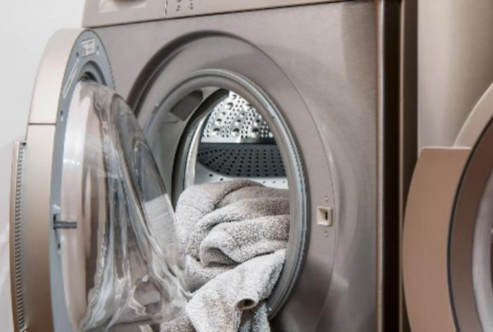 Добавьте один колпачок этого средства в машинку, порошок не нужен — вещи станут кипенно-белыми