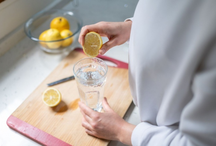 Помогает ли лимонная вода при вздутии живота