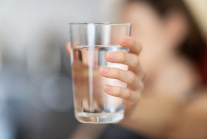 Не всегда полезна. Диетолог рассказал, сколько воды действительно нужно пить в день