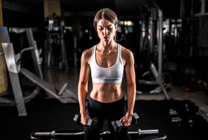 Польза подъёма гантелей перед собой для укрепления плеч и развития силы