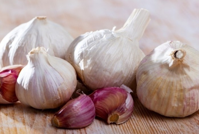 Врач назвал обязательный для здоровья продукт — незаменим в тандеме с салом. Защитит кишечник от полипов и рака