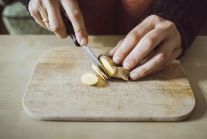 Этот продукт снижает боль при артрите и холестерин. Облегчает тошноту и рвоту, помогает при запоре, отрыжке и изжоге