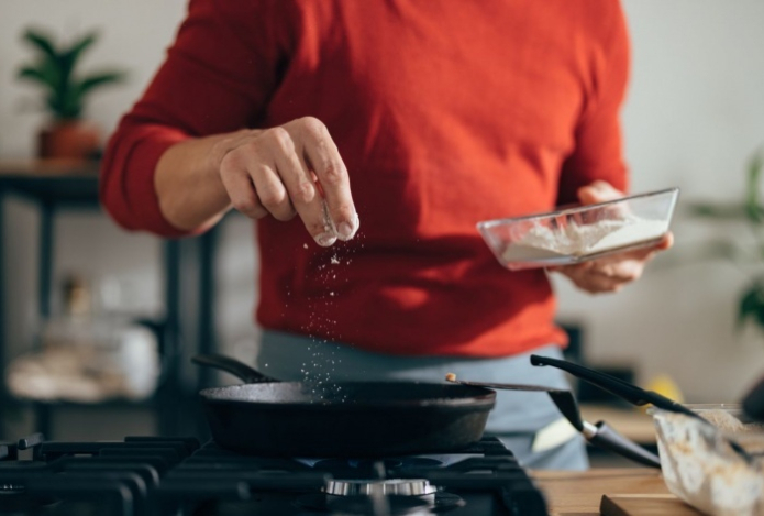 Как постепенно сократить потребление соли в рационе