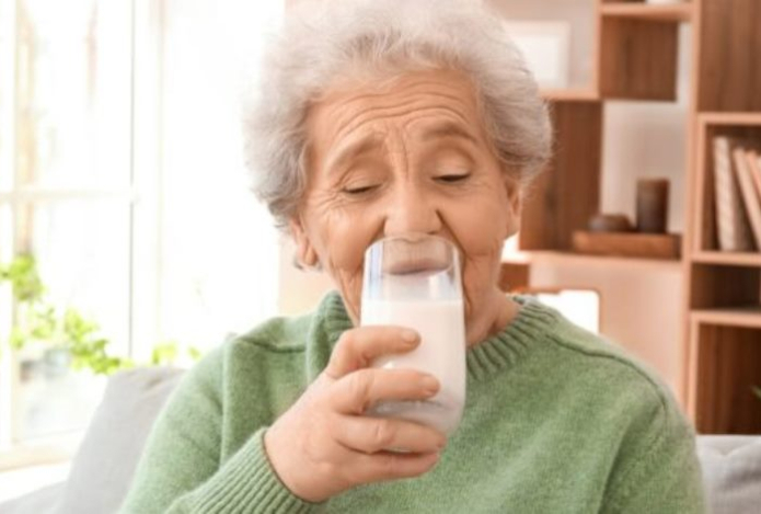 Можно ли пожилым людям пить молоко