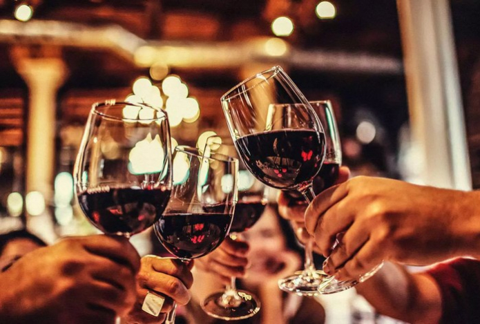 Этот популярный алкоголь приводит к раку и нарушает сон. Многие пьют его каждый день