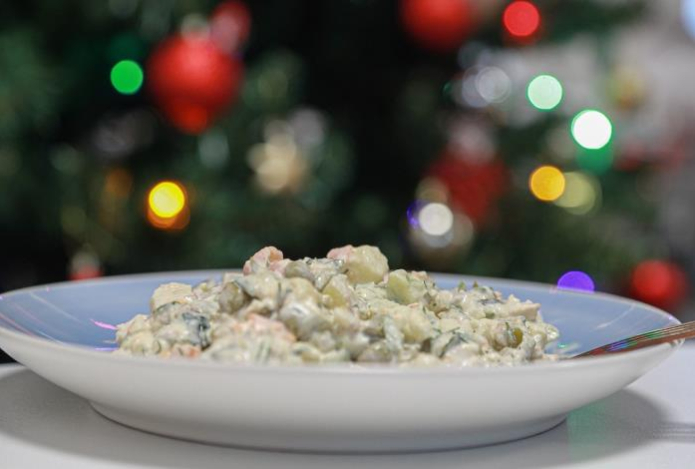 Врач назвал полезную и вкусную замену оливье на Новый год. Этим продуктом невозможно отравиться