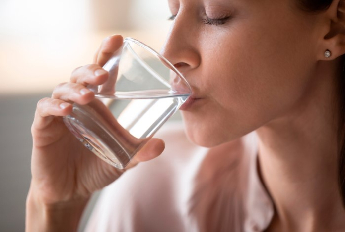 Полезно ли пить стакан воды натощак