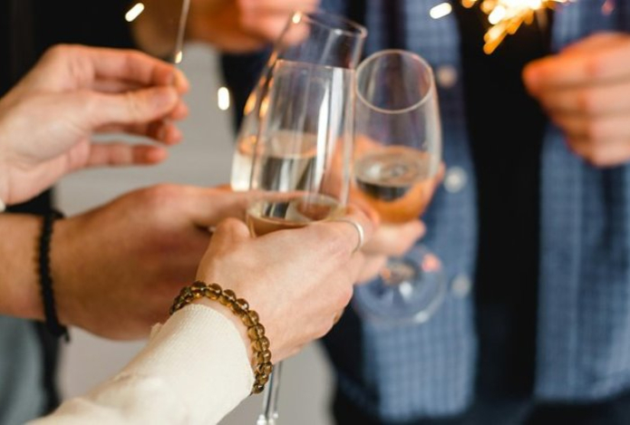 Назван самый вредный алкоголь на новогоднем столе. Содержит много сахара — увеличивает риск развития диабета и ожирения