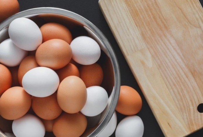 Какие яйца полезнее — белые или коричневые