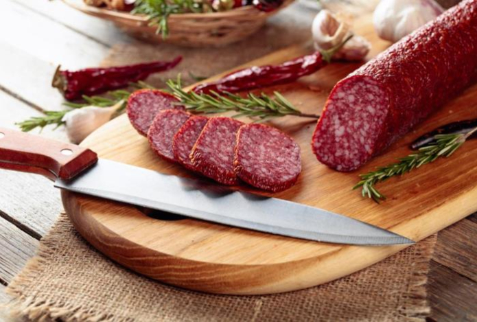 Почему колбасу нужно резать наискосок — это не просто так