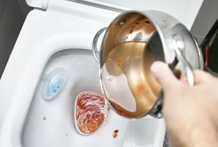 Можно ли смывать суп в унитаз