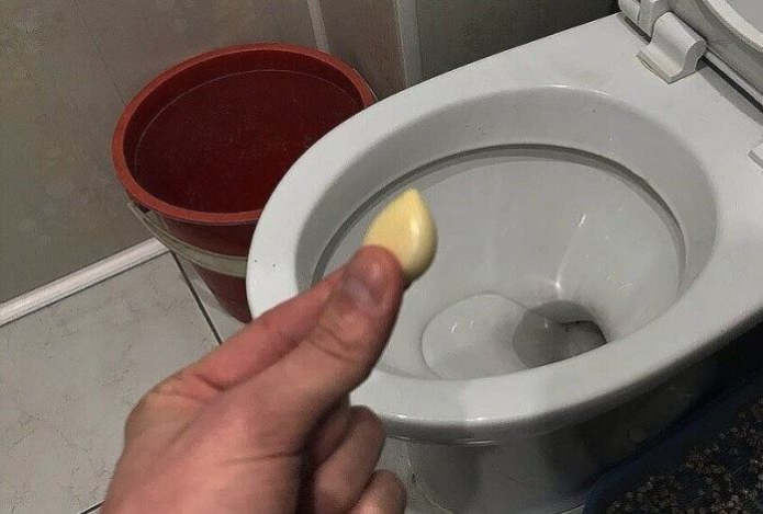 Зачем перед сном бросают чеснок в унитаз