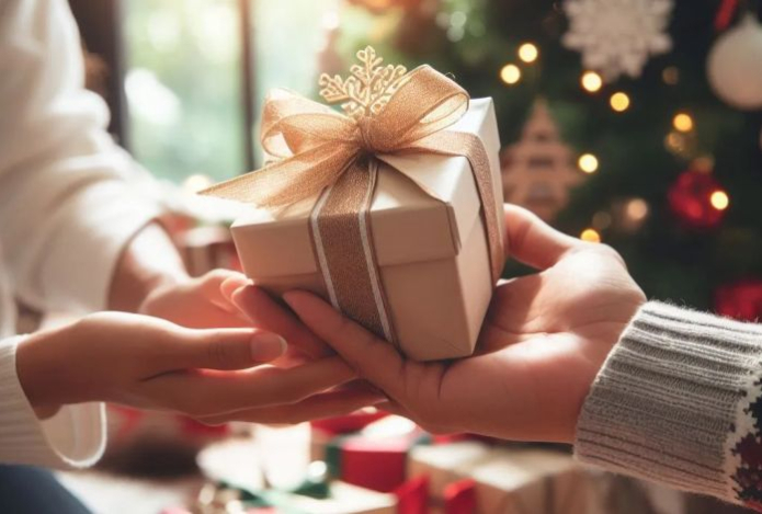 Что подарить на Новый год 2025? 100 идей — креативно, полезно и недорого