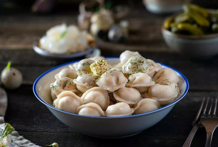 Точно не слипнутся. Повар объяснила, что кроме соли всегда нужно добавлять в воду во время варки пельменей